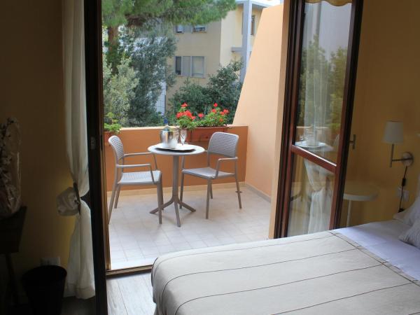 La Tuia e il Tasso : photo 4 de la chambre chambre double avec balcon - vue sur jardin