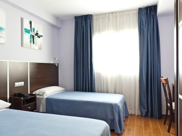 Hostal Avenida Barajas : photo 5 de la chambre chambre lits jumeaux