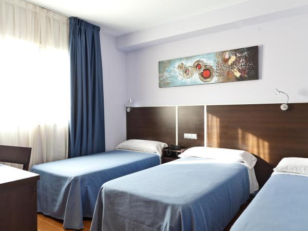 Hostal Avenida Barajas : photo 1 de la chambre chambre triple