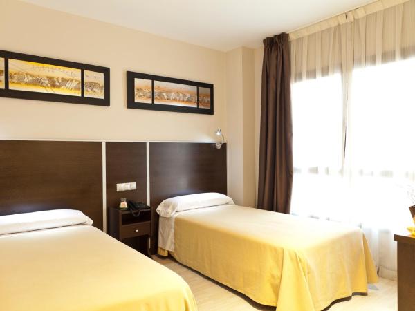 Hostal Avenida Barajas : photo 2 de la chambre chambre lits jumeaux