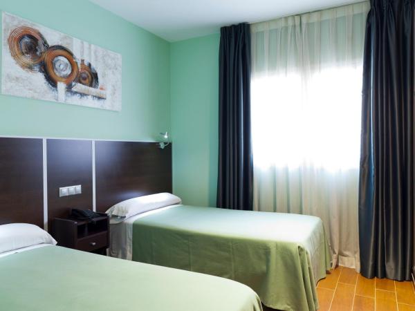 Hostal Avenida Barajas : photo 3 de la chambre chambre lits jumeaux