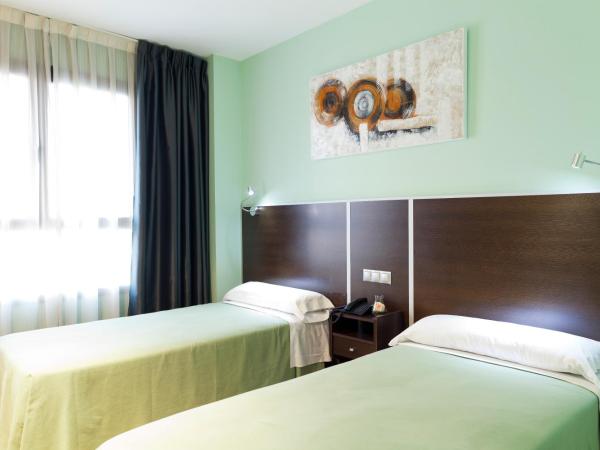 Hostal Avenida Barajas : photo 4 de la chambre chambre lits jumeaux