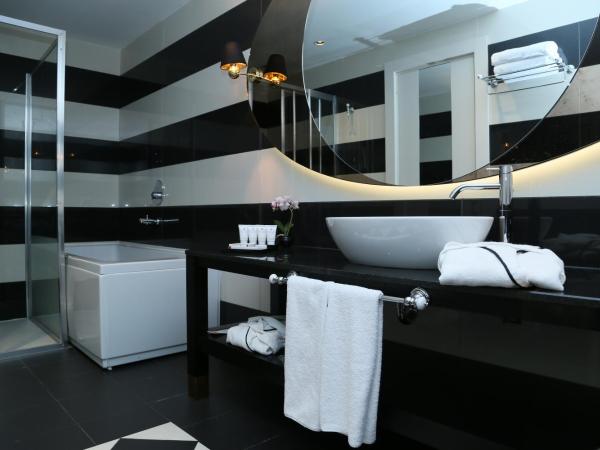 Ramada Hotel & Suites by Wyndham Istanbul- Sisli : photo 1 de la chambre family suite with one double bed and twin beds