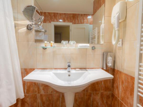 Ensana Centrální Lázně - Maria Spa : photo 1 de la chambre chambre simple supérieure avec accès au centre de bien-Être et à la salle de sport