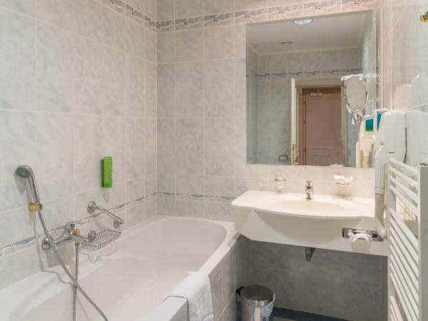 Ensana Hotel Pacifik : photo 7 de la chambre chambre simple supérieure avec accès au centre de bien-Être et à la salle de sport