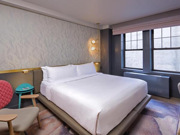 The Time New York, part of JdV by Hyatt : photo 8 de la chambre chambre lit king-size deluxe avec douche accessible en fauteuil roulant - adaptée aux personnes à mobilité réduite