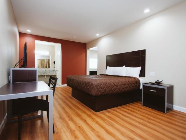 Palace Inn Houston Northwest 290 : photo 4 de la chambre suite deluxe avec lit king-size