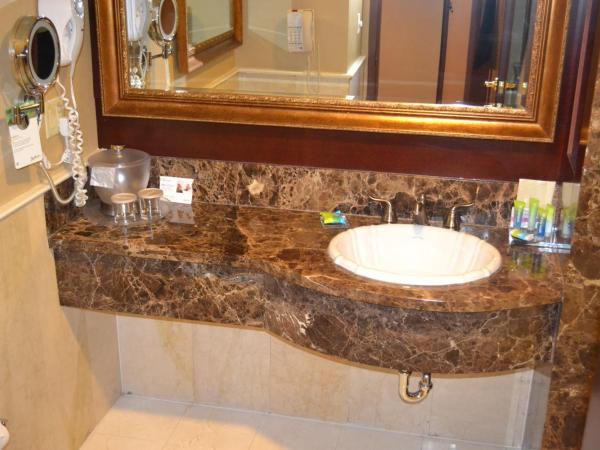 Radisson Toronto Airport West : photo 4 de la chambre suite lit king-size avec jacuzzi - non-fumeurs