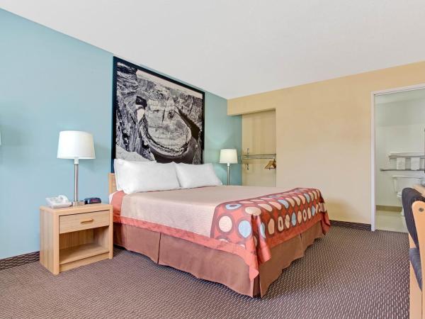Super 8 by Wyndham Tucson/Grant Road Area AZ : photo 3 de la chambre chambre lit king-size - accessible aux personnes à mobilité réduite - non-fumeurs 