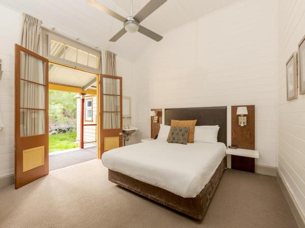 Q Station : photo 2 de la chambre chambre lit queen-size avec salle de bains privative séparée