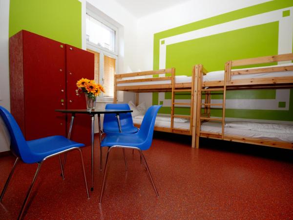 Westend City Hostel : photo 6 de la chambre lit simple dans dortoir à 6 lits