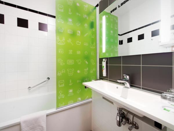 Ibis Styles Budapest Center : photo 8 de la chambre chambre familiale avec canapé-lit