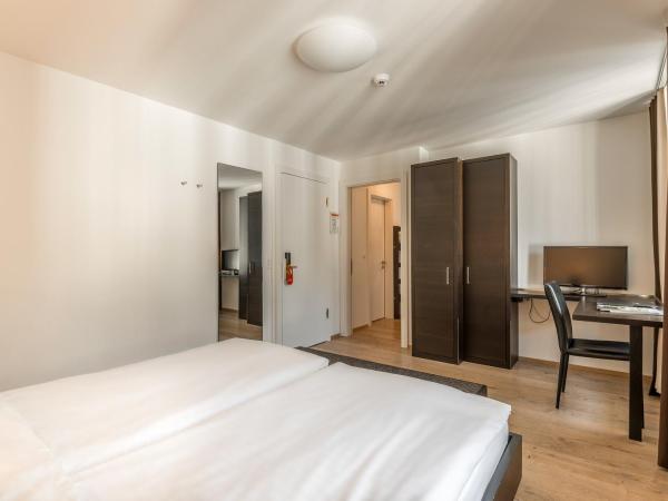 Hotel Alpina Luzern : photo 1 de la chambre chambre quadruple