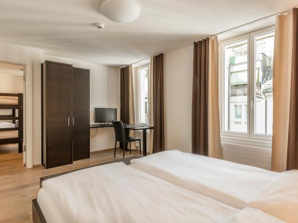 Hotel Alpina Luzern : photo 3 de la chambre chambre quadruple