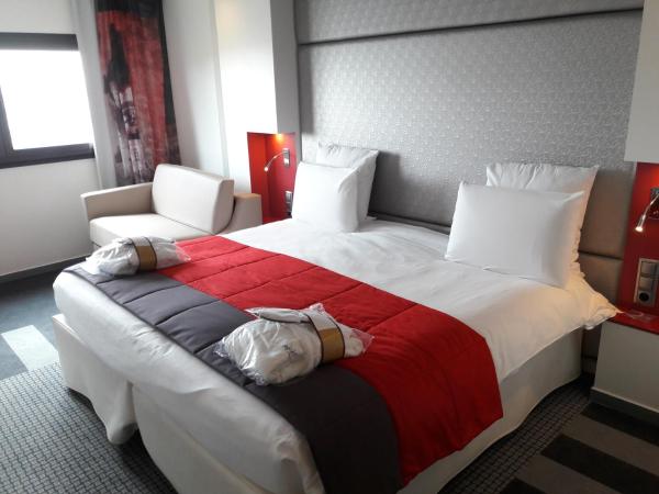Mercure Paris Montmartre Sacré Coeur : photo 4 de la chambre chambre lit king-size supérieure avec canapé-lit