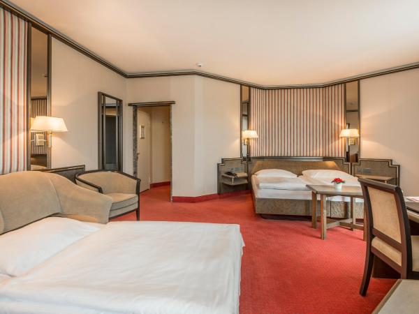 Hotel Monopol Luzern : photo 7 de la chambre chambre quadruple