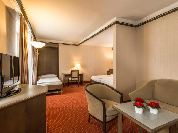 Hotel Monopol Luzern : photo 1 de la chambre chambre triple