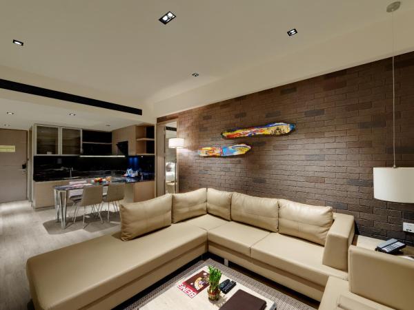 Wyndham Ahmedabad Shela : photo 8 de la chambre grand deluxe suite, 2 bedrooms, balcony, living room, city or garden view, non-smoking