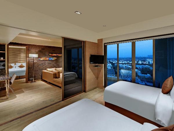 Wyndham Ahmedabad Shela : photo 7 de la chambre grand deluxe suite, 2 bedrooms, balcony, living room, city or garden view, non-smoking