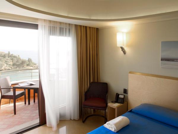 Taormina Panoramic Hotel : photo 3 de la chambre chambre double ou lits jumeaux - vue sur mer