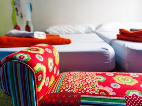 Feetup Home Backpackers Valencia : photo 4 de la chambre chambre lits jumeaux avec salle de bains commune