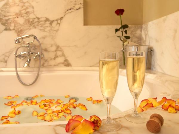 Antica Torre Tornabuoni : photo 7 de la chambre chambre de luxe double ou lits jumeaux avec baignoire spa