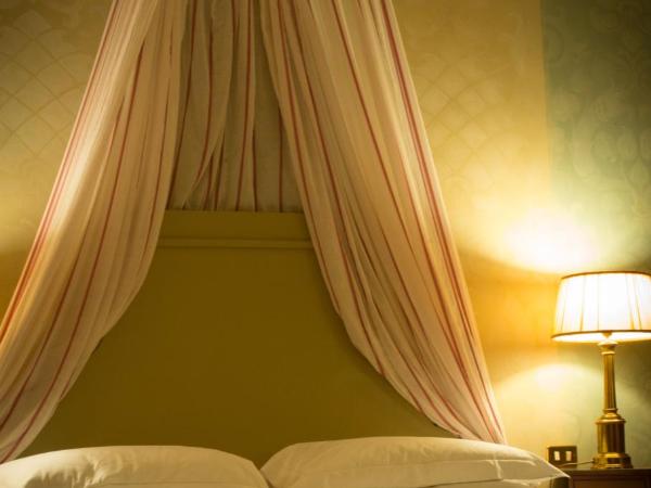 Antica Torre Tornabuoni : photo 9 de la chambre chambre de luxe double ou lits jumeaux avec baignoire spa