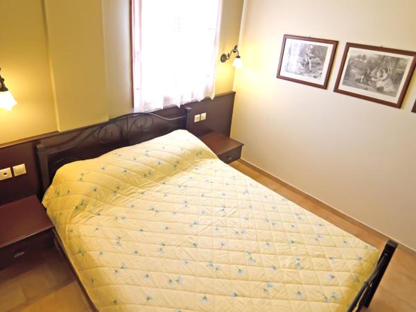 Minos Pension : photo 2 de la chambre studio avec vue sur la ville (2 adultes)