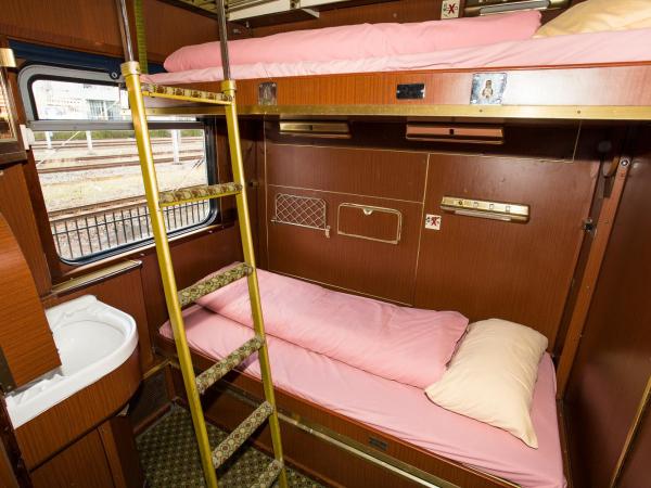 Train Lodge Amsterdam : photo 6 de la chambre compartiment triple avec salle de bains commune