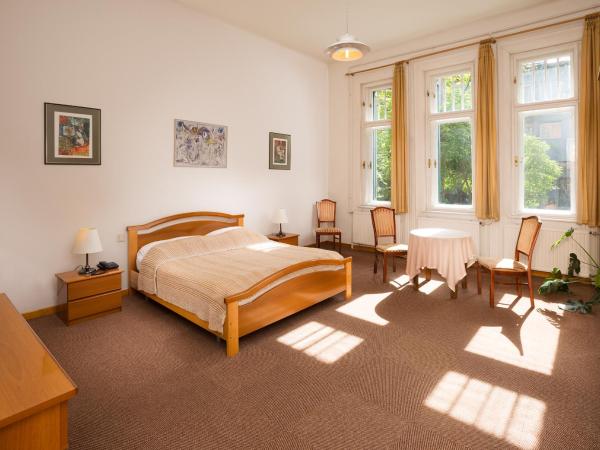 Hotel Abel Pension Budapest : photo 2 de la chambre chambre double avec lit d'appoint