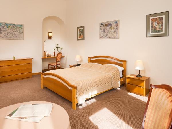 Hotel Abel Pension Budapest : photo 3 de la chambre chambre double avec lit d'appoint