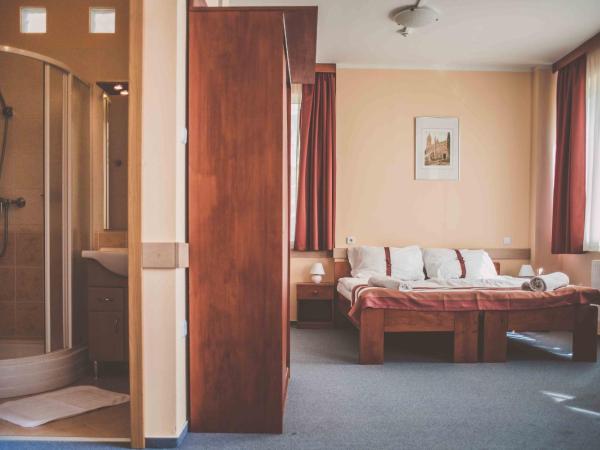 Fordan Hotel Pécs : photo 2 de la chambre chambre familiale de luxe avec canapé-lit