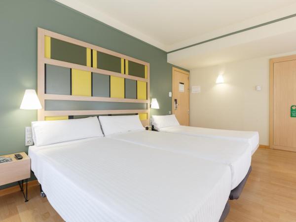 Ciutat de Barcelona : photo 1 de la chambre chambre double avec lit d'appoint