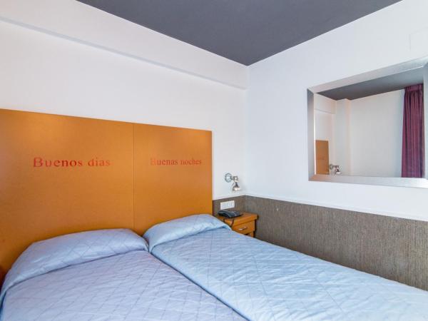 Colors : photo 2 de la chambre chambre double ou lits jumeaux avec salle de bains privative