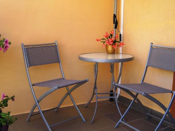 Friendly People's Guest House : photo 5 de la chambre studio avec balcon et vue sur le jardin