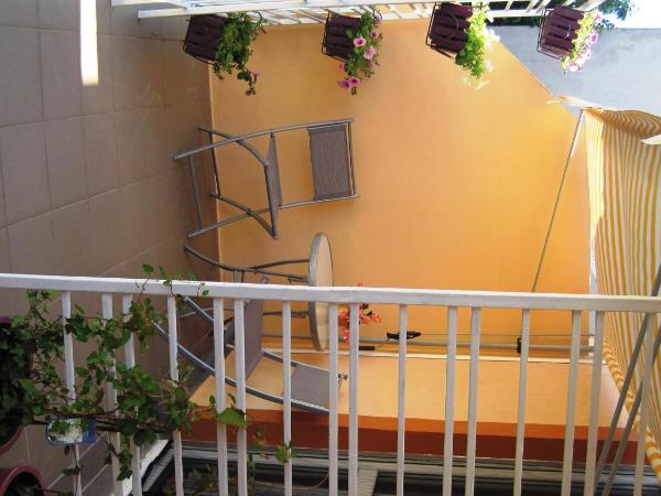 Friendly People's Guest House : photo 6 de la chambre studio avec balcon et vue sur le jardin