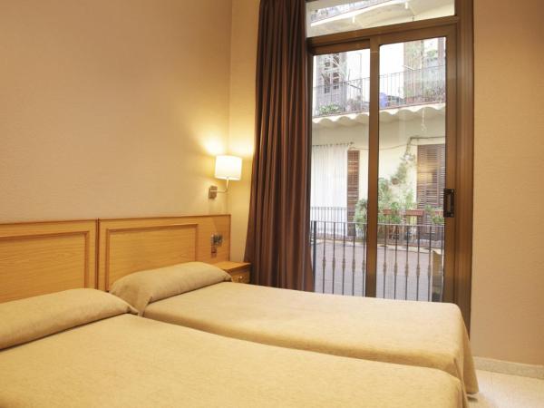 Hostal Nuevo Colon : photo 2 de la chambre chambre double ou lits jumeaux avec salle de bains commune