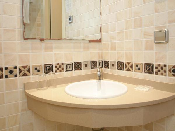 Hostal Nuevo Colon : photo 2 de la chambre chambre double ou lits jumeaux avec salle de bains