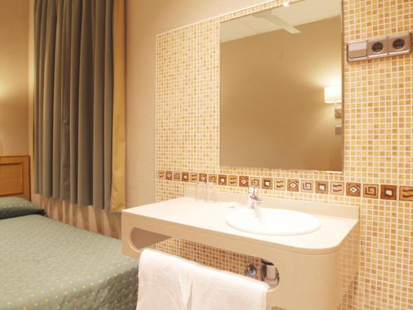 Hostal Nuevo Colon : photo 6 de la chambre chambre double ou lits jumeaux avec salle de bains commune