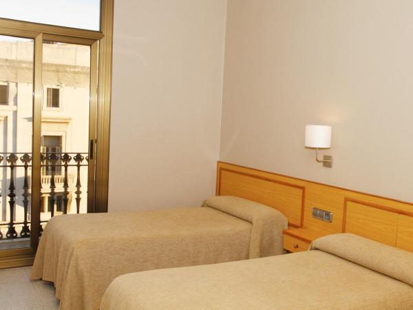 Hostal Nuevo Colon : photo 6 de la chambre chambre double ou lits jumeaux avec salle de bains