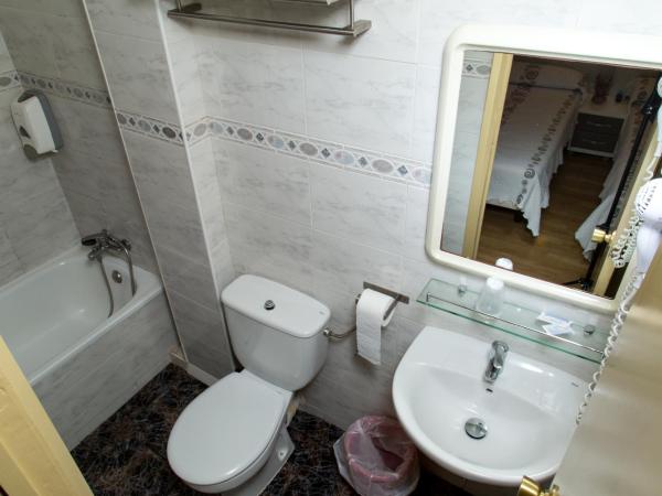 Hostal Barcelona : photo 10 de la chambre chambre triple avec salle de bains privative