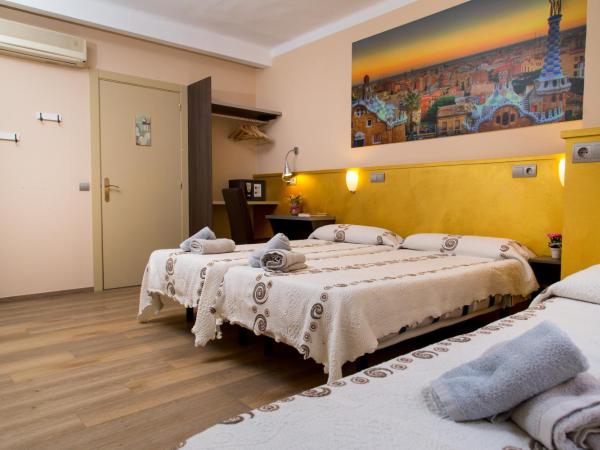 Hostal Barcelona : photo 8 de la chambre chambre triple avec salle de bains privative