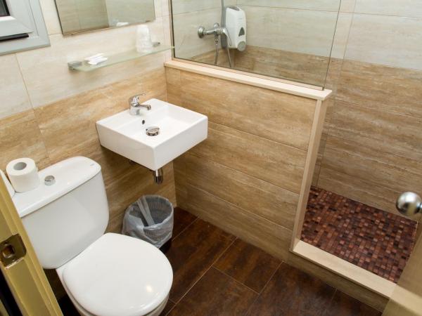 Hostal Barcelona : photo 5 de la chambre chambre double ou lits jumeaux avec salle de bains privative