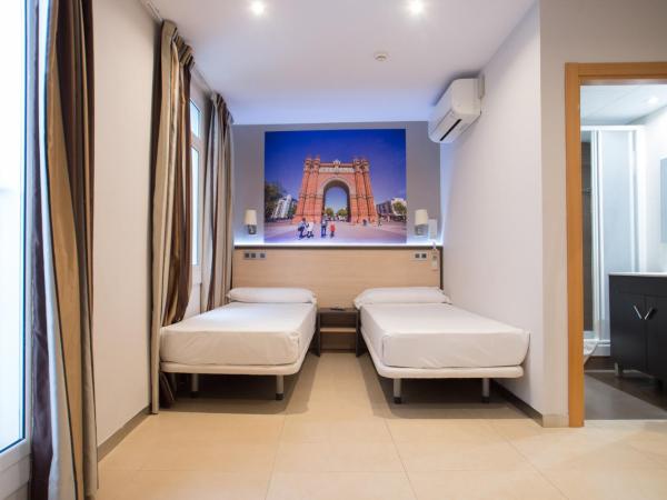 Hostal Las Flores Ramblas : photo 2 de la chambre chambre double ou lits jumeaux avec lit d'appoint