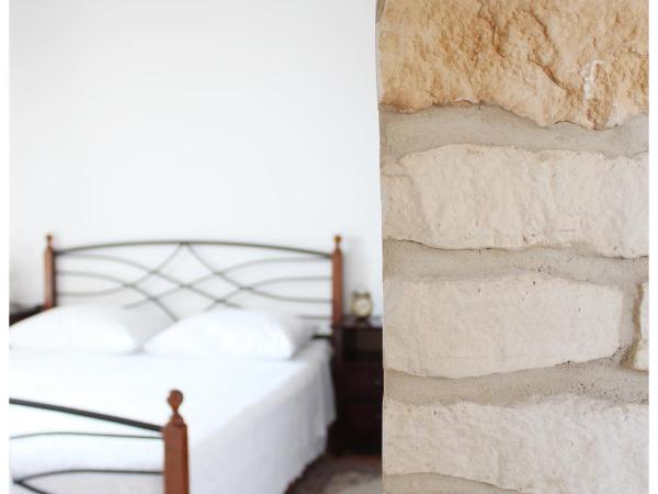 Guest House Tragurion : photo 2 de la chambre chambre double avec salle de bains privative