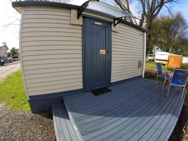 All Seasons Holiday Park : photo 4 de la chambre bungalow basique avec salle de bains séparée commune