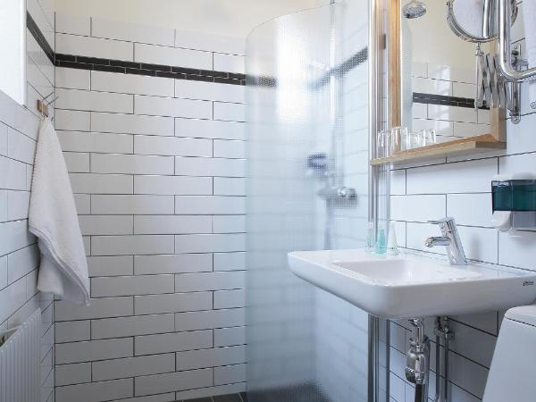 STF Långholmen Hostel : photo 4 de la chambre chambre lits jumeaux avec salle de bains privative