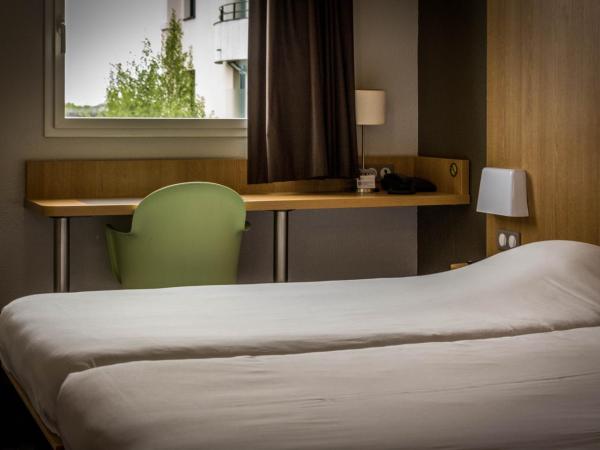 B&B HOTEL La Rochelle Centre : photo 4 de la chambre chambre lits jumeaux