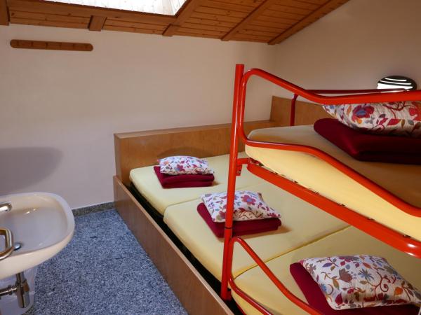 Hotel&Hostel Montarina : photo 2 de la chambre dortoir privé avec salle de bains commune (3 adultes)