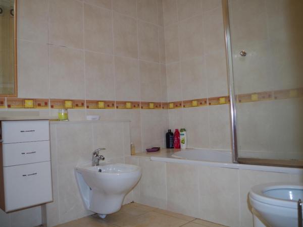 BellaVita City Faro : photo 5 de la chambre suite lit king-size avec balcon